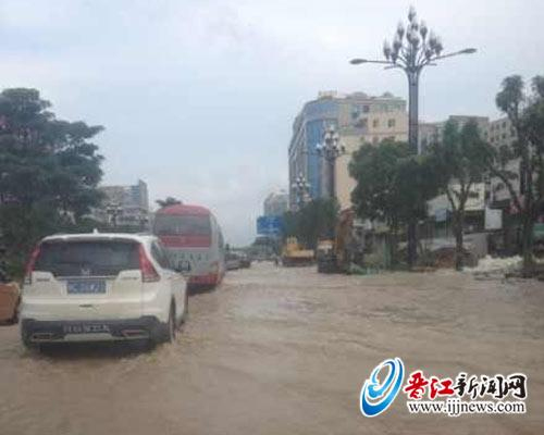 和平中路成“汪洋”