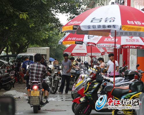泉安路世纪公园路段电动车销售占满街道。