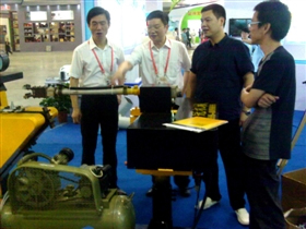石狮“智造”的工业机器人在展会上演示