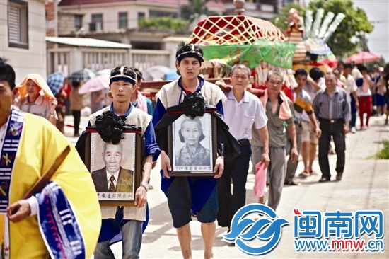 夫妻同日出殡，村民争相送行