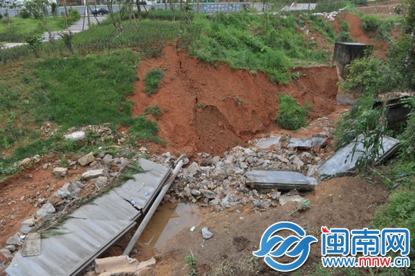 蓬壶镇仙岭村委会的围墙在暴雨中倒塌