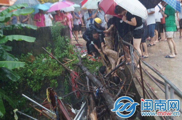 永春县蓬壶镇观山村，一女子被洪水卷走，众人合力救 