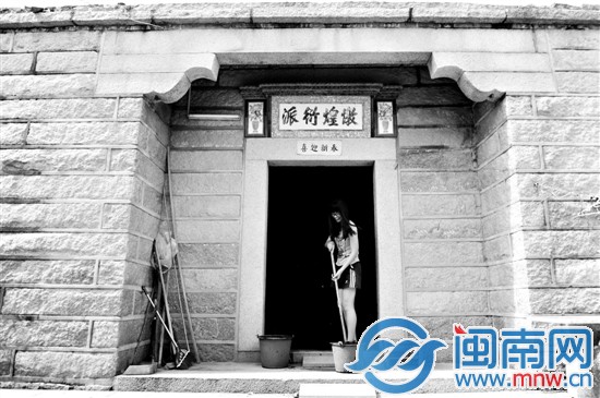 石井岑兜村还有许多村民住石头房