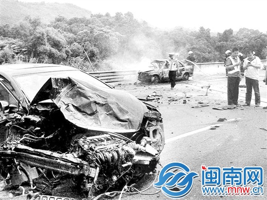被撞车损毁严重，肇事车冒烟起火