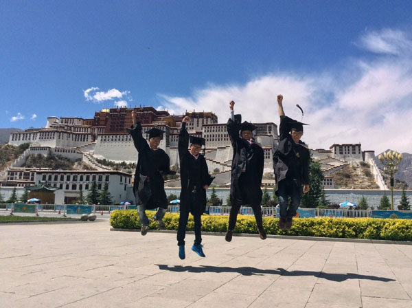 4男生骑车进藏拍毕业照（从左到右：吴启伟，梁国敏 