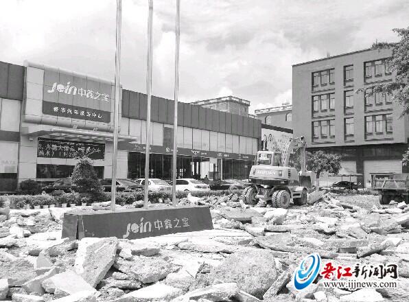 800㎡绿化地被破坏 私占为停车场