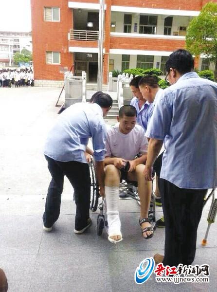 初二会考学生腿受伤 老师抬他到四楼考场