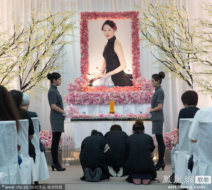 台湾女星欢欢20日举行告别仪式 前夫含泪送行