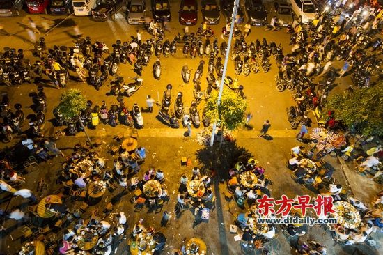 玉林市江滨路街边狗肉火锅生意红火，当晚通往这里的 