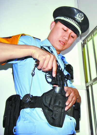 铁警换新枪