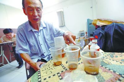 图为尿疗协会会长保工介绍尿疗试验的结果