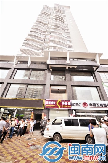 两人留下婚纱照 手拉手25楼坠下