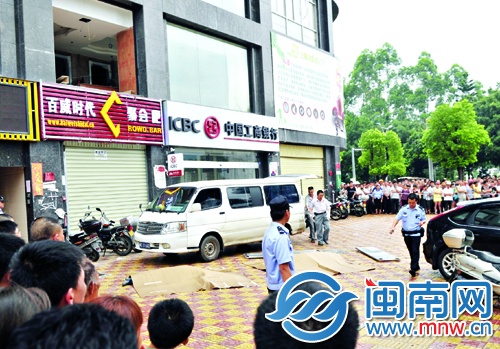 两人留下婚纱照手拉手25楼坠下
