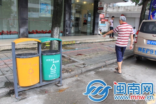 21岁男子坠落 将垃圾箱砸倒
