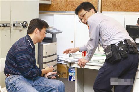 一位持美国护照的51岁旅客刘家杰,21日晚间从美国旧