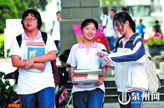 几位学生走出泉州一中考场