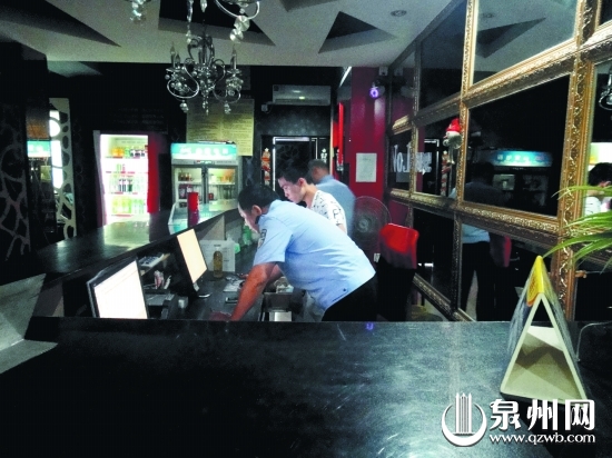 民警对网吧进行检查
