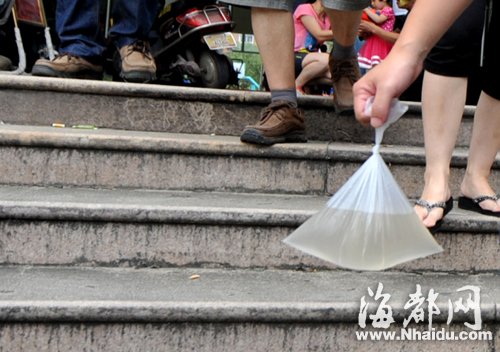 业主说自来水时断时续，还是发黄的