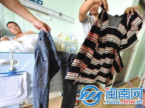 被砍男子衣服裤子都是血