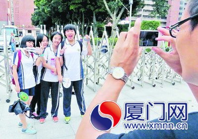 四位完成中考的考生在厦门六中初中部校门口合影
