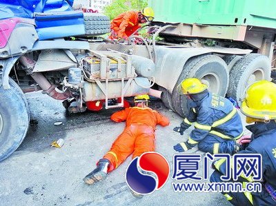 辆摩托车不幸被卷入车底