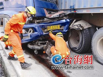 两辆货车追尾中间夹摩托车