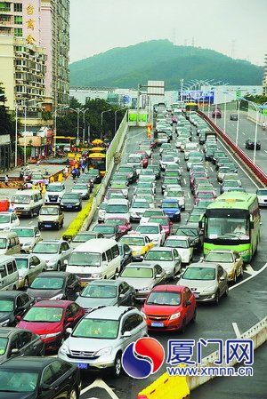 仙岳路往翔安隧道方向江头下匝道路段拥堵严重