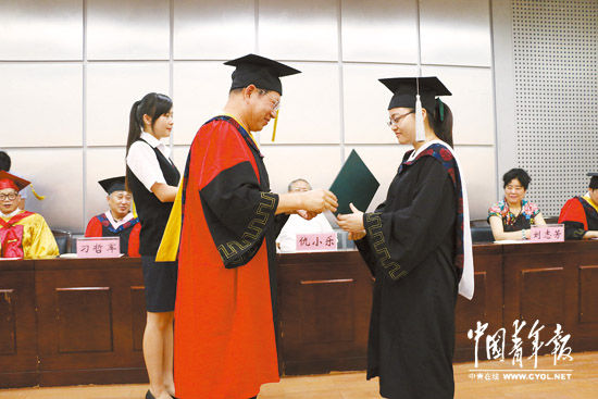 湖北职业技术学院向1103位应届毕业生授予了“工士学 