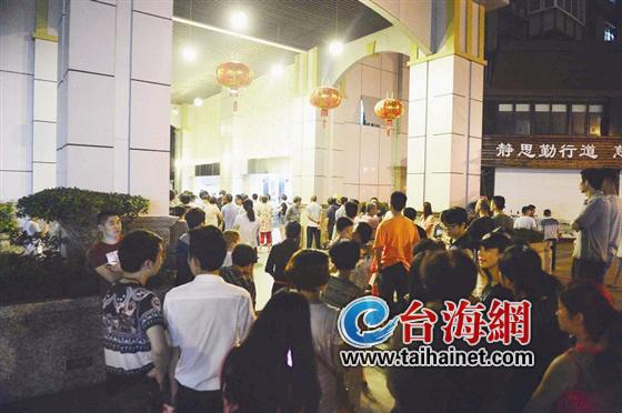 事发现场有大量市民在围观