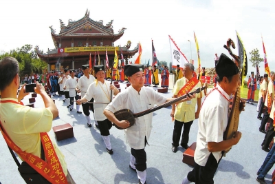 20日，进香祭祀活动在石井镇郑成功祖庙举行。　本报 