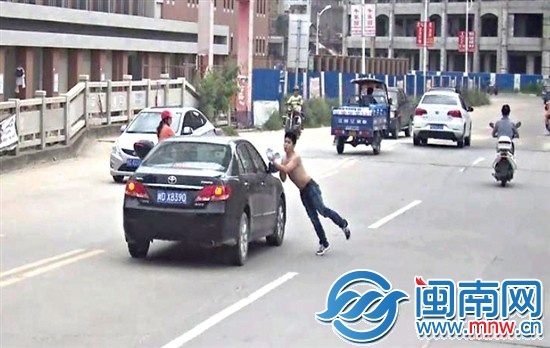 08∶48∶18，杨某第二次飞身撞车