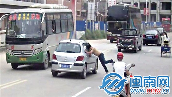 08∶48∶43，杨某在车流中飞身撞上一小车侧面
