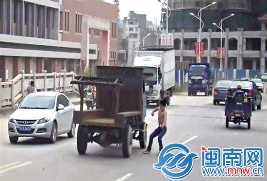08∶52∶48，杨某伸出右脚，被拖拉机碾过