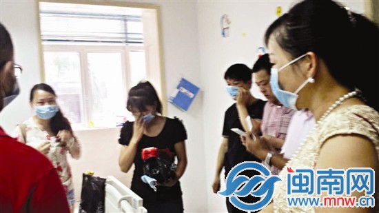 众多爱心网友，拿善款到医院，看望生病的小欣婷，并 