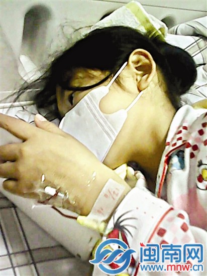 小欣婷在医院治疗，一边忍受病痛一边复习功课