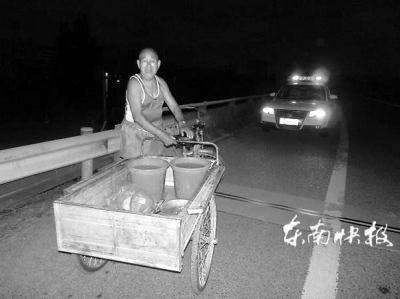 老伯误入高速路，被警方带离