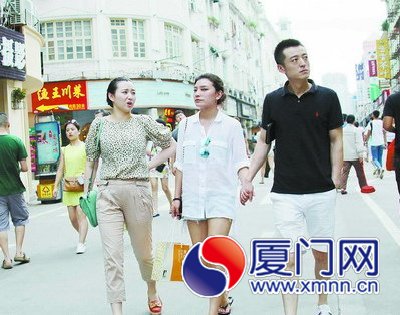 昨日天气闷热，中山路行人如织