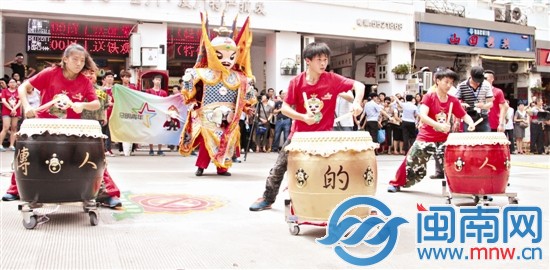 Q版郑成功人偶，在踩街队伍中独具一格