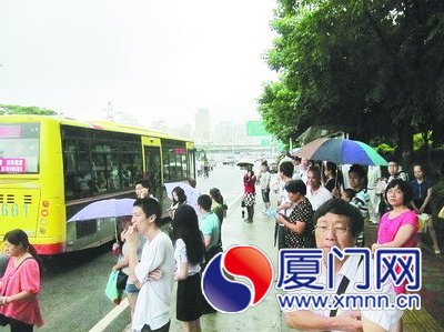 公交车被堵路上，乘客等不到车，不少人迟到