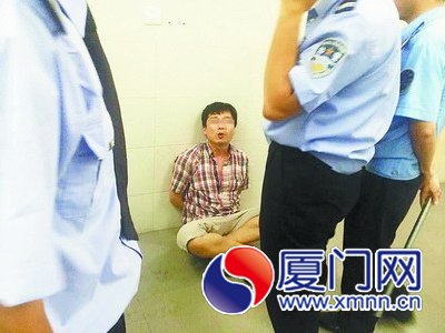嫌疑人被保安围住