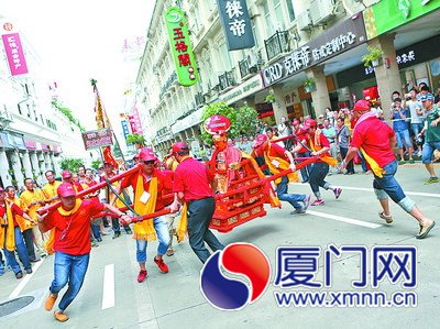 神轿表演，据说荡得越厉害越能保平安