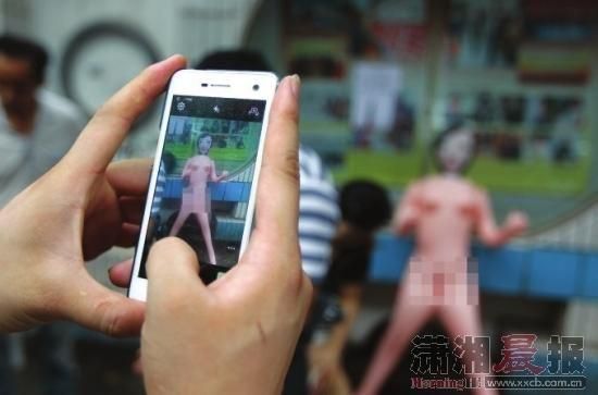 大学毕业生跳蚤市场卖二手充气娃娃