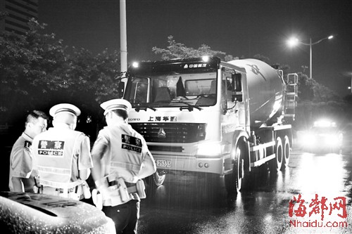 交警连夜上路查处水泥搅拌车
