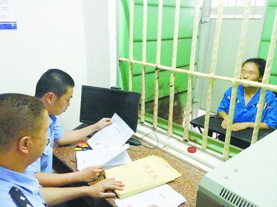 禾山派出所民警提审阿英。 (王越武 摄)