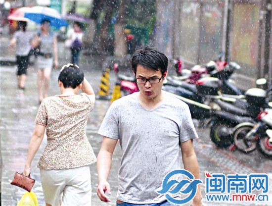 市民冒雨出行