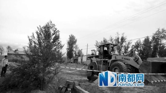 甘肃张掖市民乐县民联乡西寨村一名农妇倒在铲车车轮下