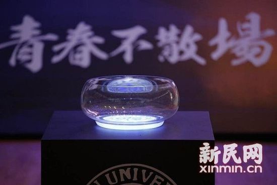 走上红毯的毕业生们将手中的希望之水倒入舞台上的“ 