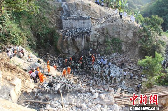 广东高州石拱桥崩塌事故现场