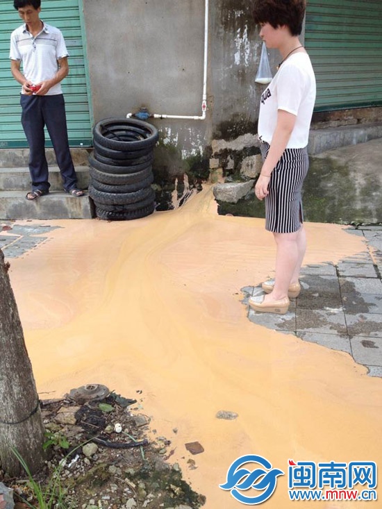 自家墙脚溢泥浆