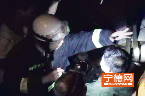 周宁货车转弯侧翻悬空路边 路树缓冲挽住司机一命